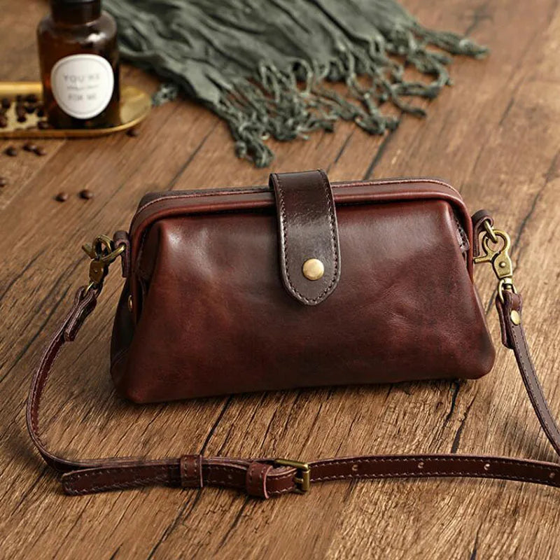Edis | Classic Retro Shoulder Bag in Compact Format