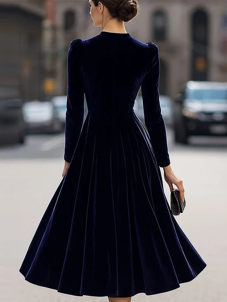 Luxurious velvet midi dress with long sleeves