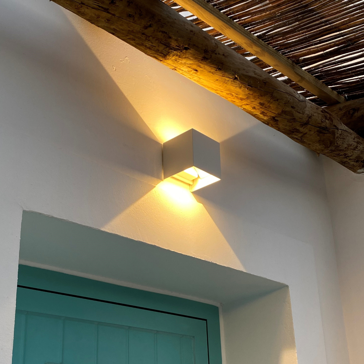 Glindra – Modern Touch-Activated Cube Wall Light