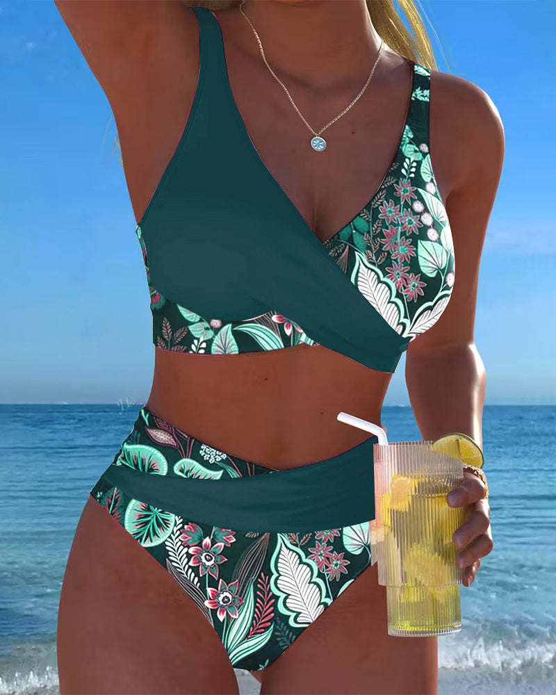 Bikini with contrasting colors and floral print