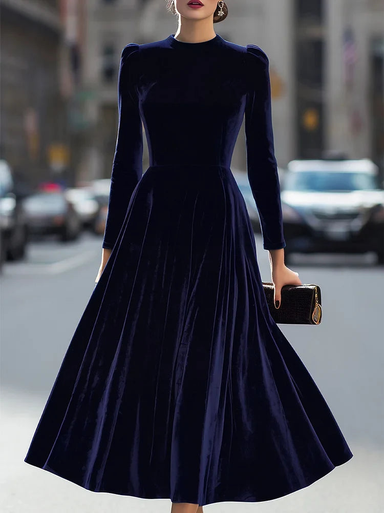Luxurious velvet midi dress with long sleeves