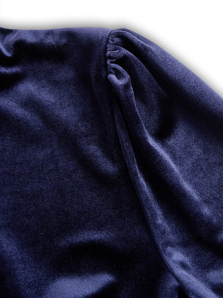 Luxurious velvet midi dress with long sleeves