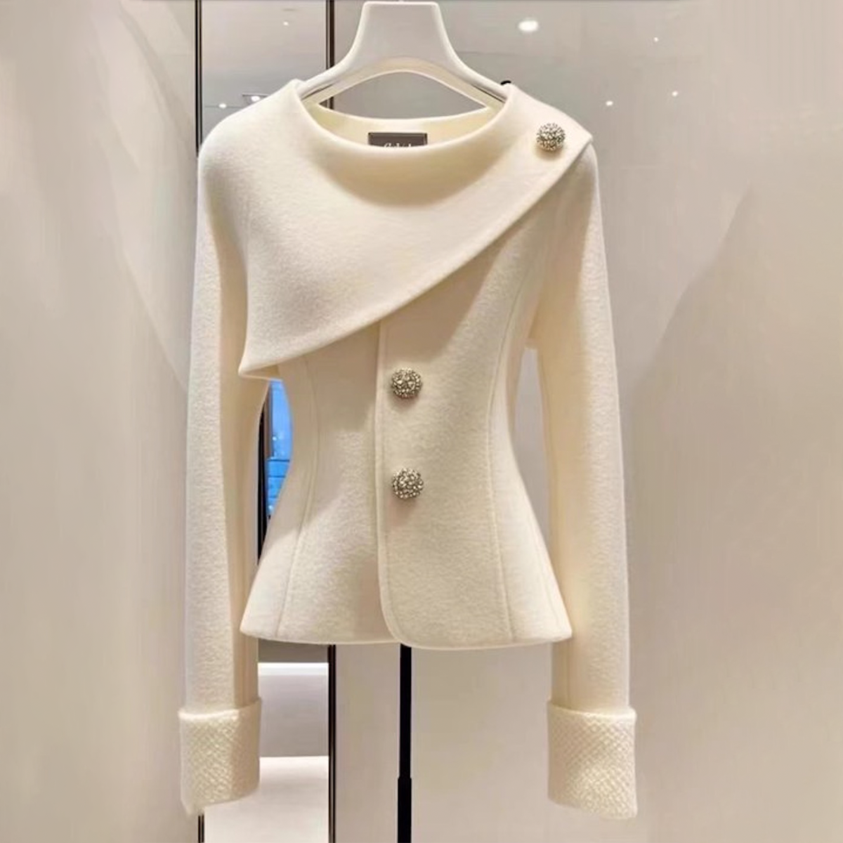LIV – TIMELESS ELEGANCE BUTTON JACKET