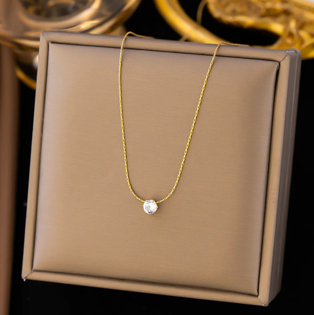 Ceraline – Shiny collar with radiant accent