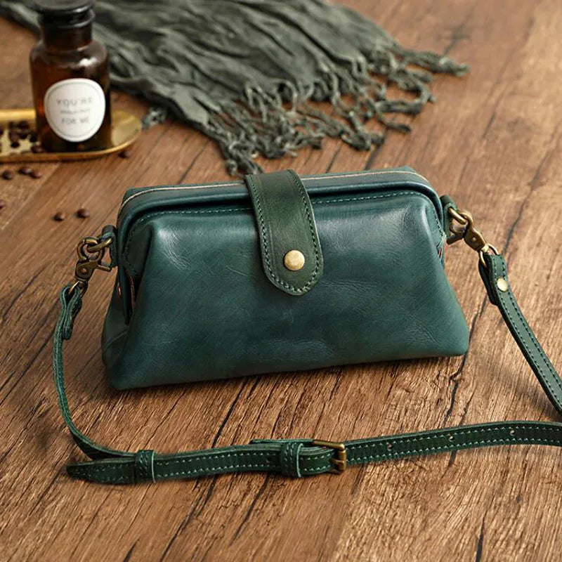 Edis | Classic Retro Shoulder Bag in Compact Format