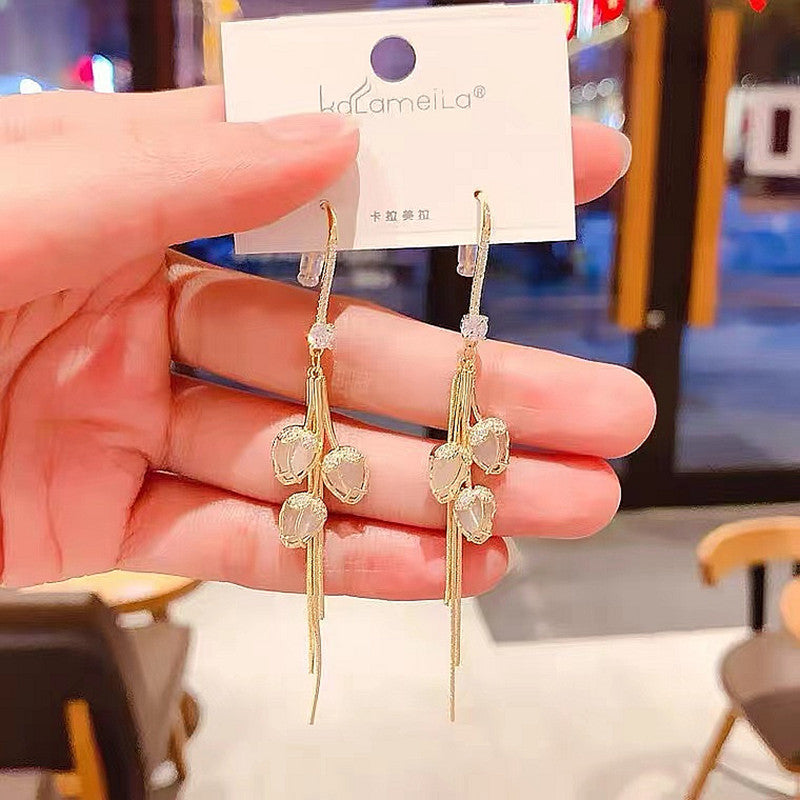 Clarisse – Flower-Shaped Earrings with a Luminous Detail