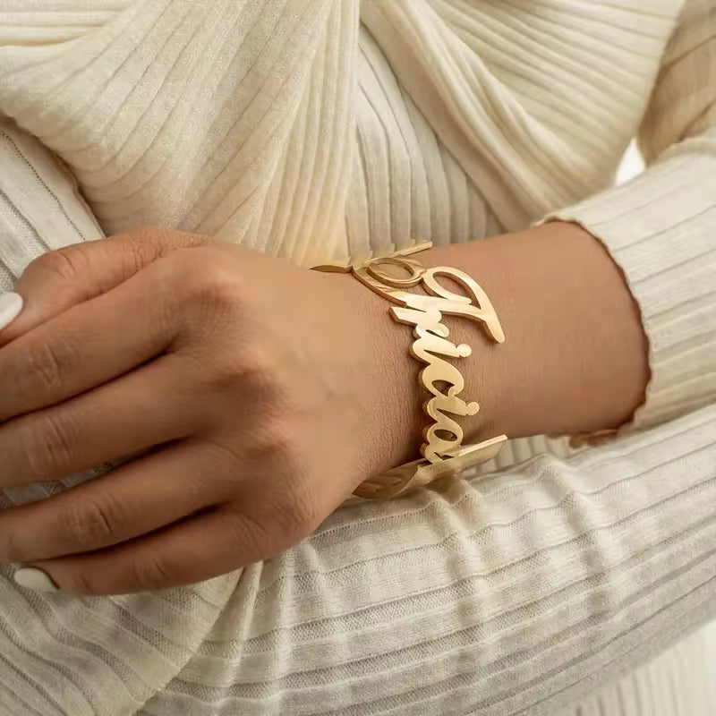 Aurelya – Personalized Name Bangle
