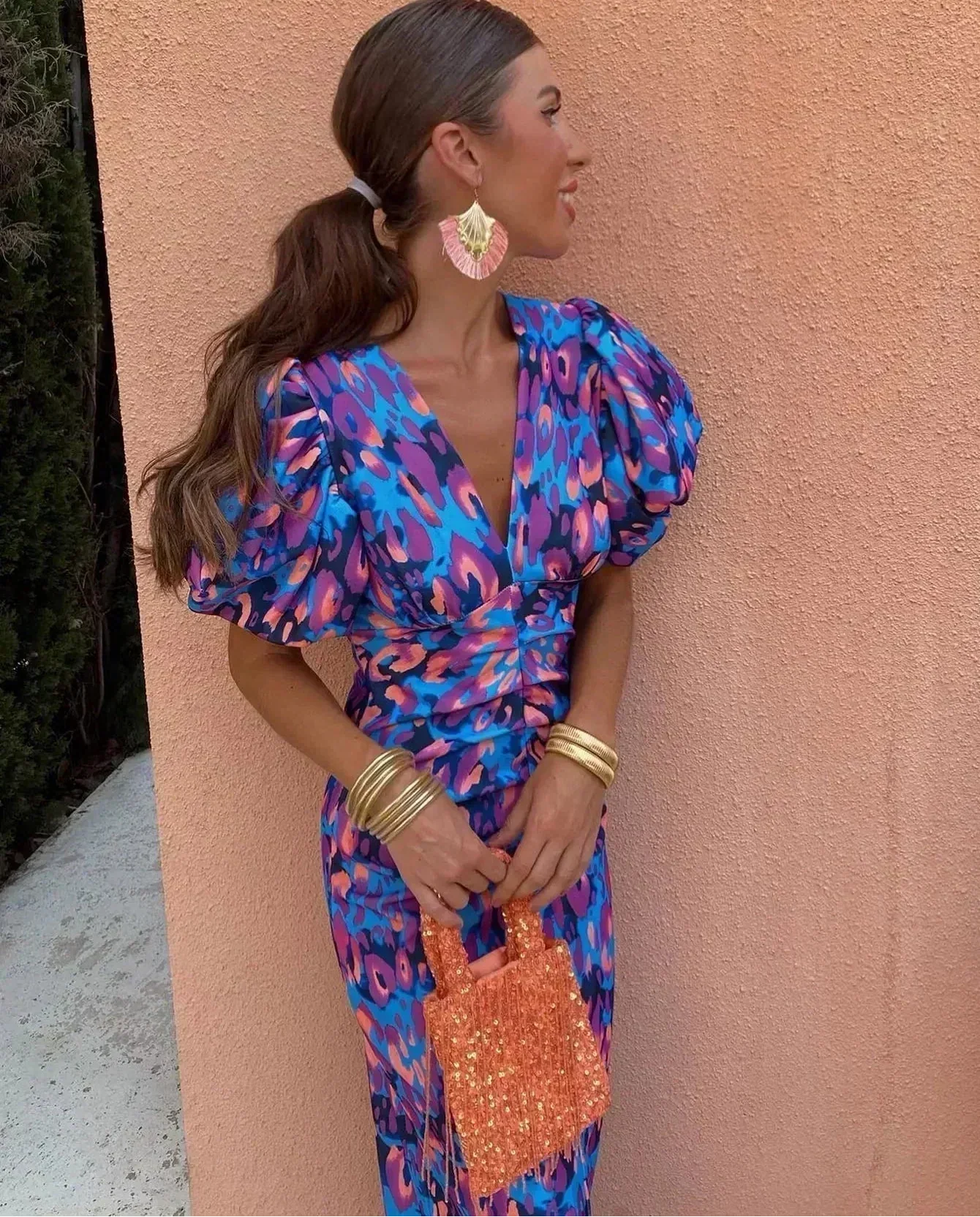 Loren - Vibrant Midi Dress with Voluminous Sleeves