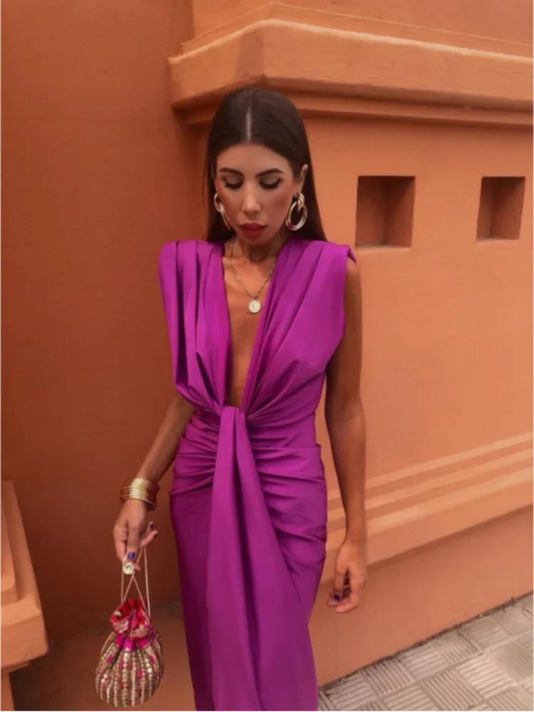 Elegant Pleated Dress - Sophisticated Woman Silhouette