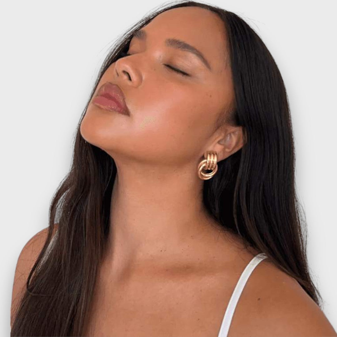 Nela – Knot Earrings in Gold-Plated Filigree
