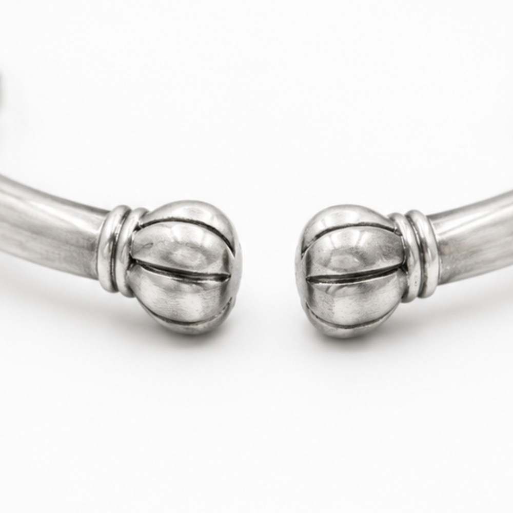 Florelle – Vintage Floral Silver Bangle with Open Cuff