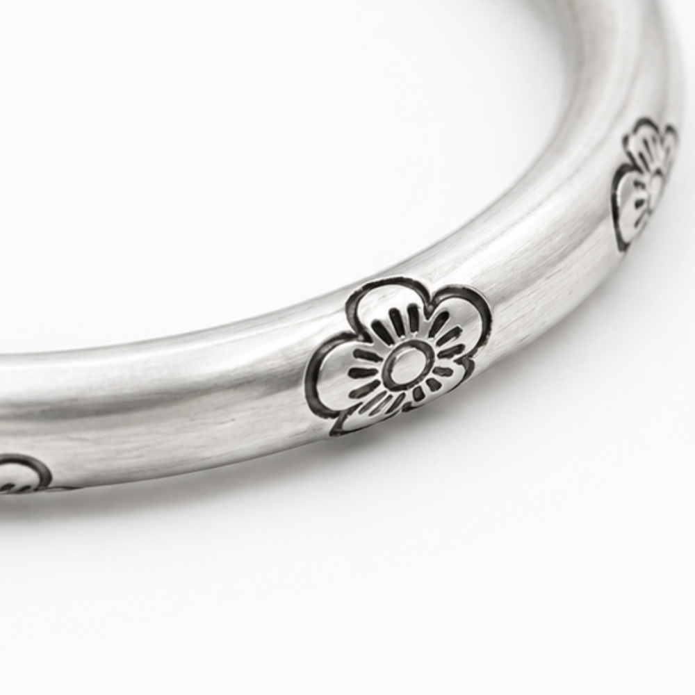 Florelle – Vintage Floral Silver Bangle with Open Cuff