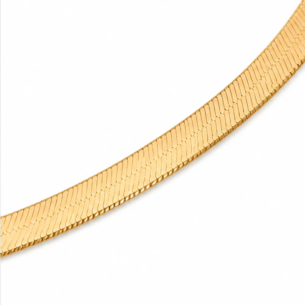 Aurenza – Gold necklace and earring set, textured medallion, flat snake chain
