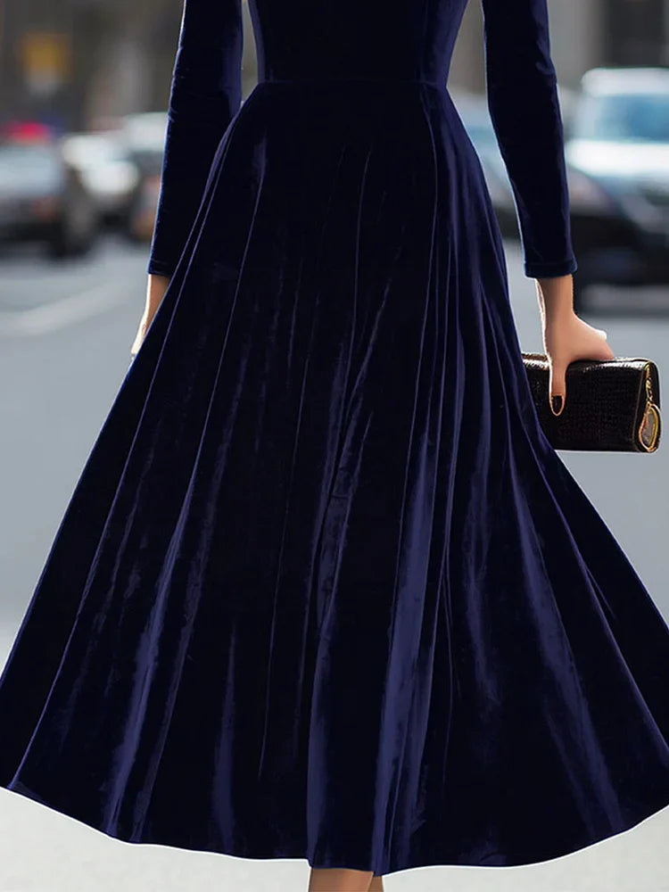 Luxurious velvet midi dress with long sleeves