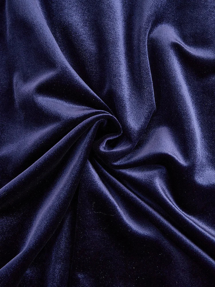Luxurious velvet midi dress with long sleeves