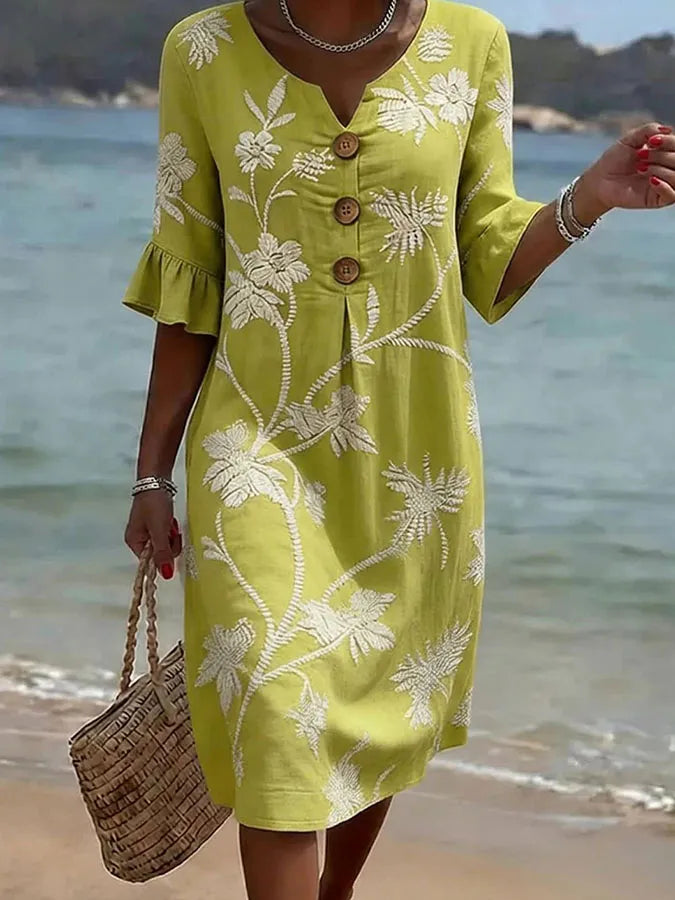 Casual women's dress with floral print.