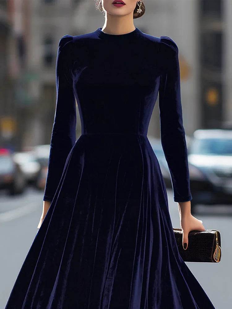 Luxurious velvet midi dress with long sleeves
