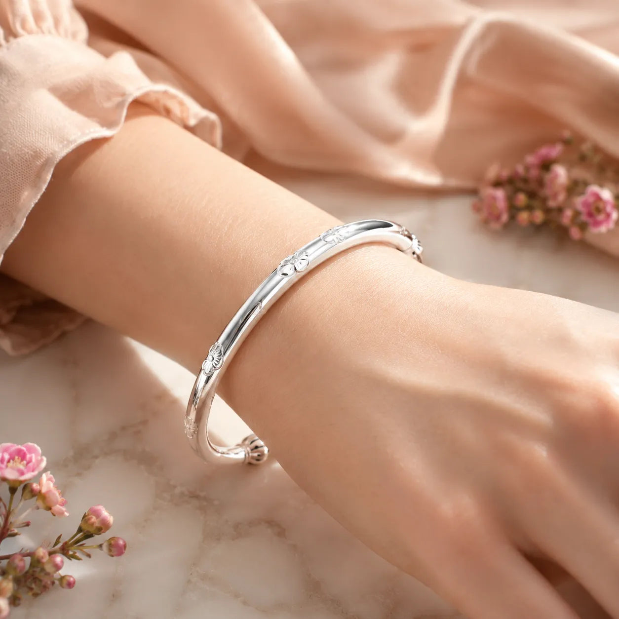 Florelle – Vintage Floral Silver Bangle with Open Cuff