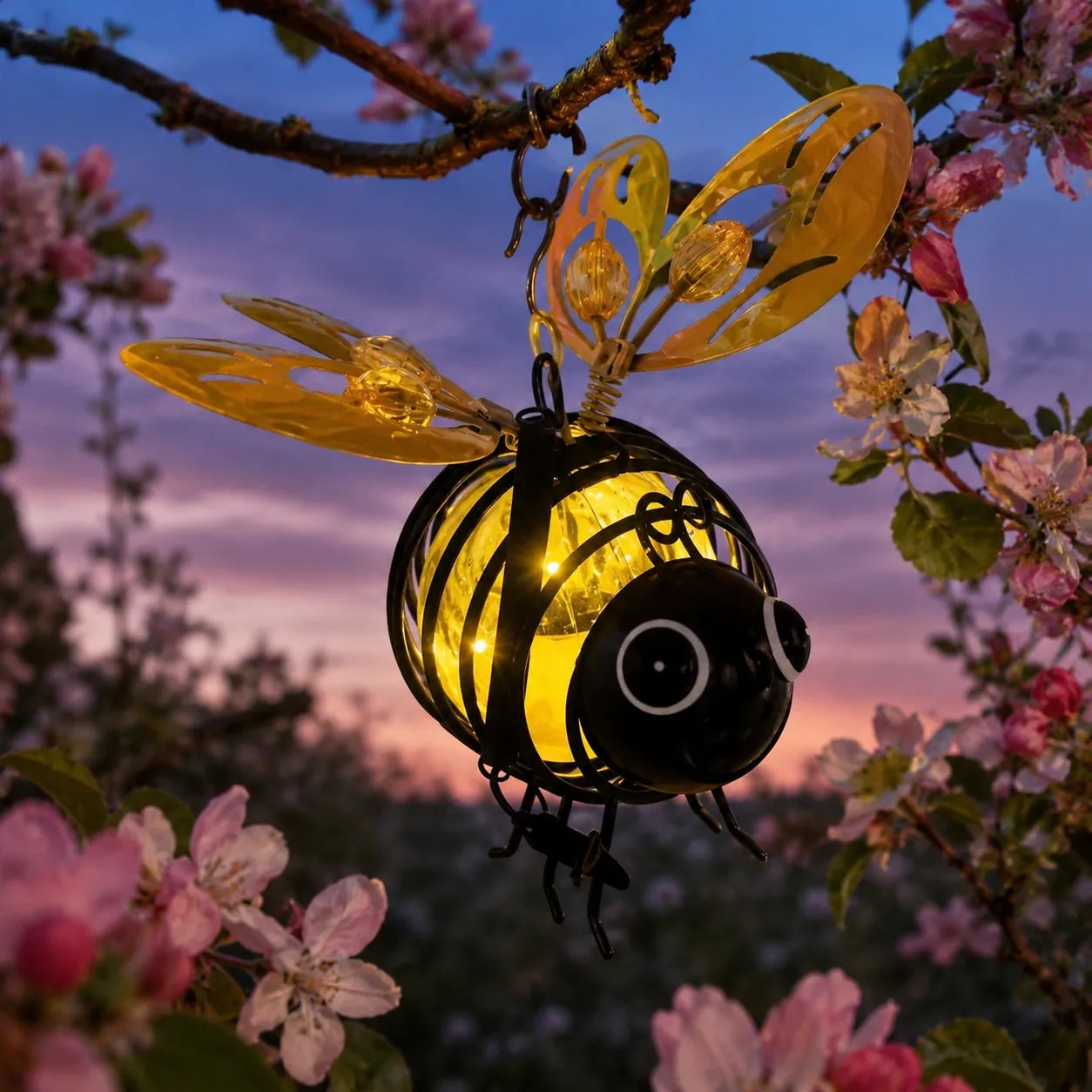 Beeloom – Solar Hanging Bee Lamp for Garden