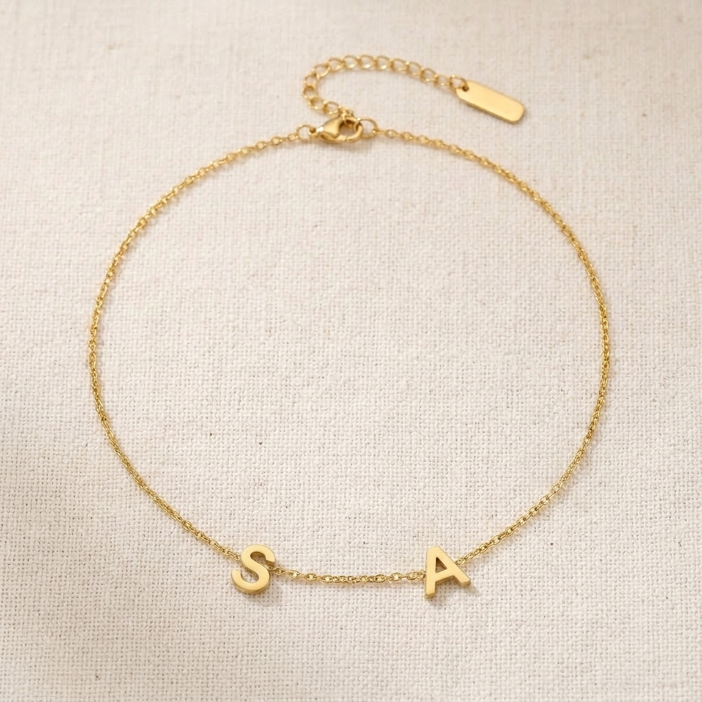 Auriela – Personalized side initial necklace