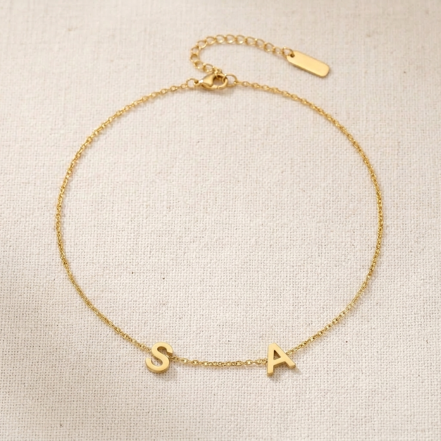 Auriela – Personalized side initial necklace