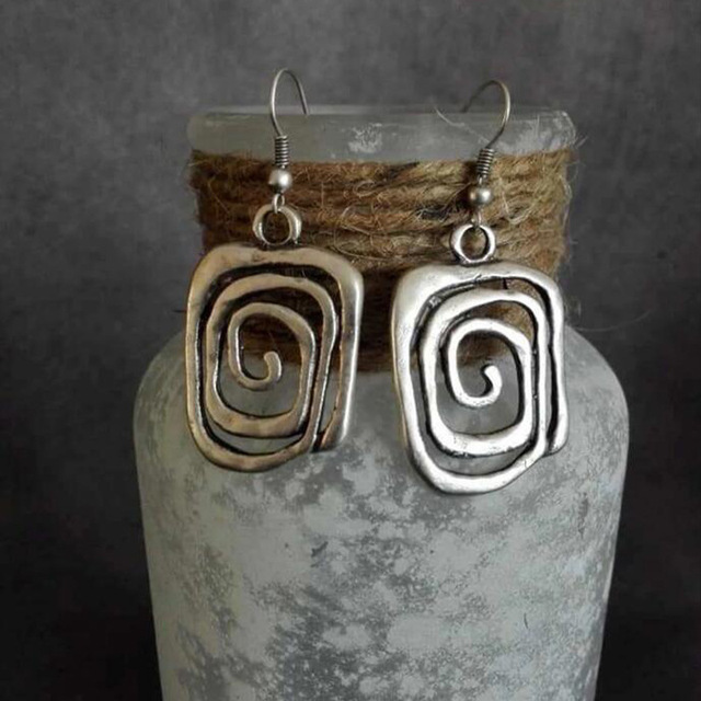 Avielle – Vintage earrings with a fluid shape