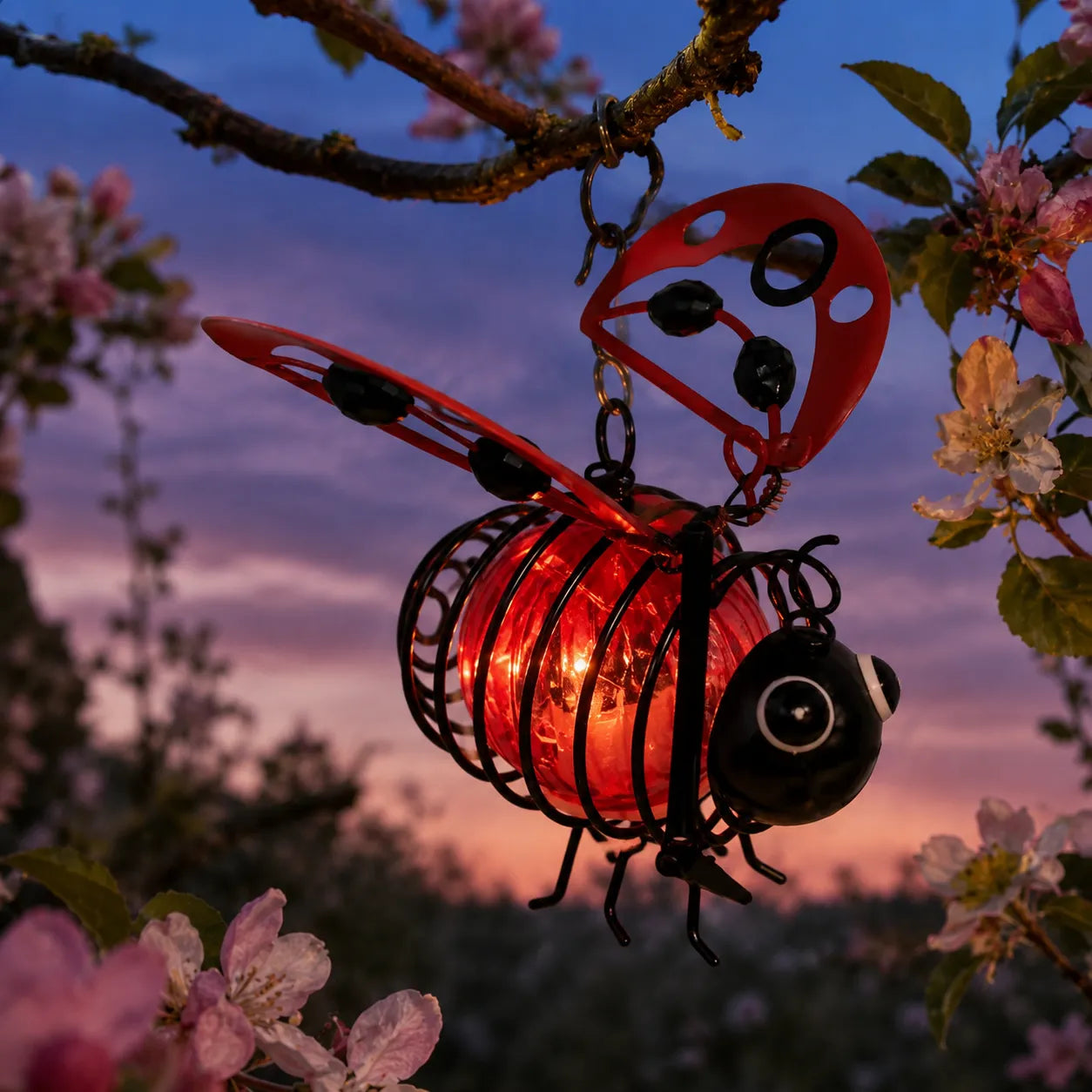 Beeloom – Solar Hanging Bee Lamp for Garden
