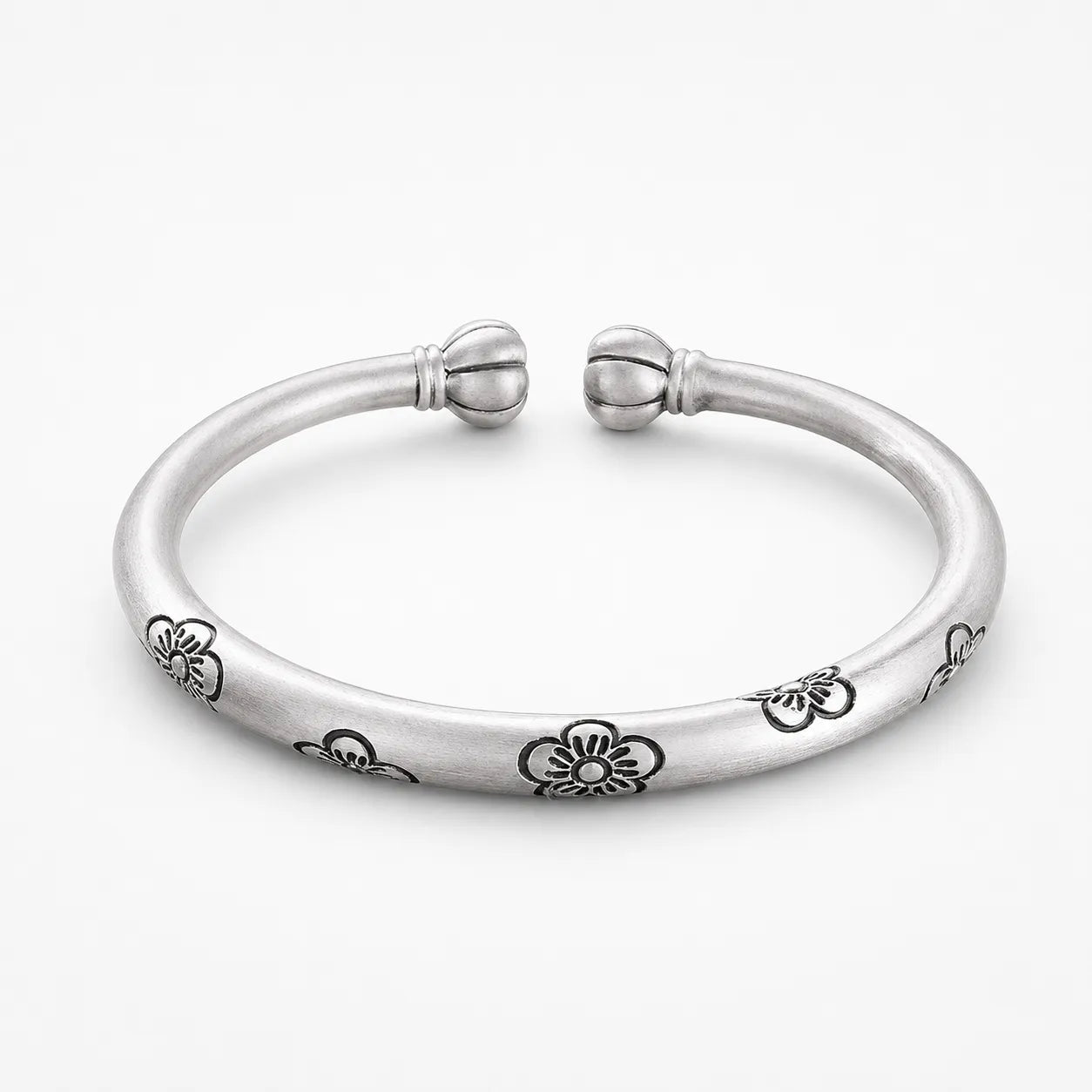 Florelle – Vintage Floral Silver Bangle with Open Cuff