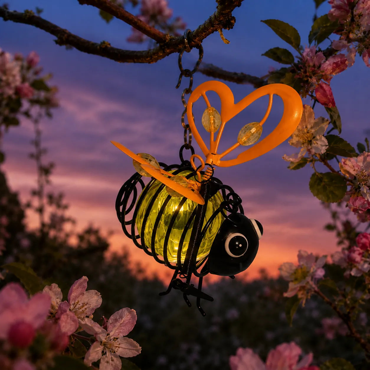 Beeloom – Solar Hanging Bee Lamp for Garden