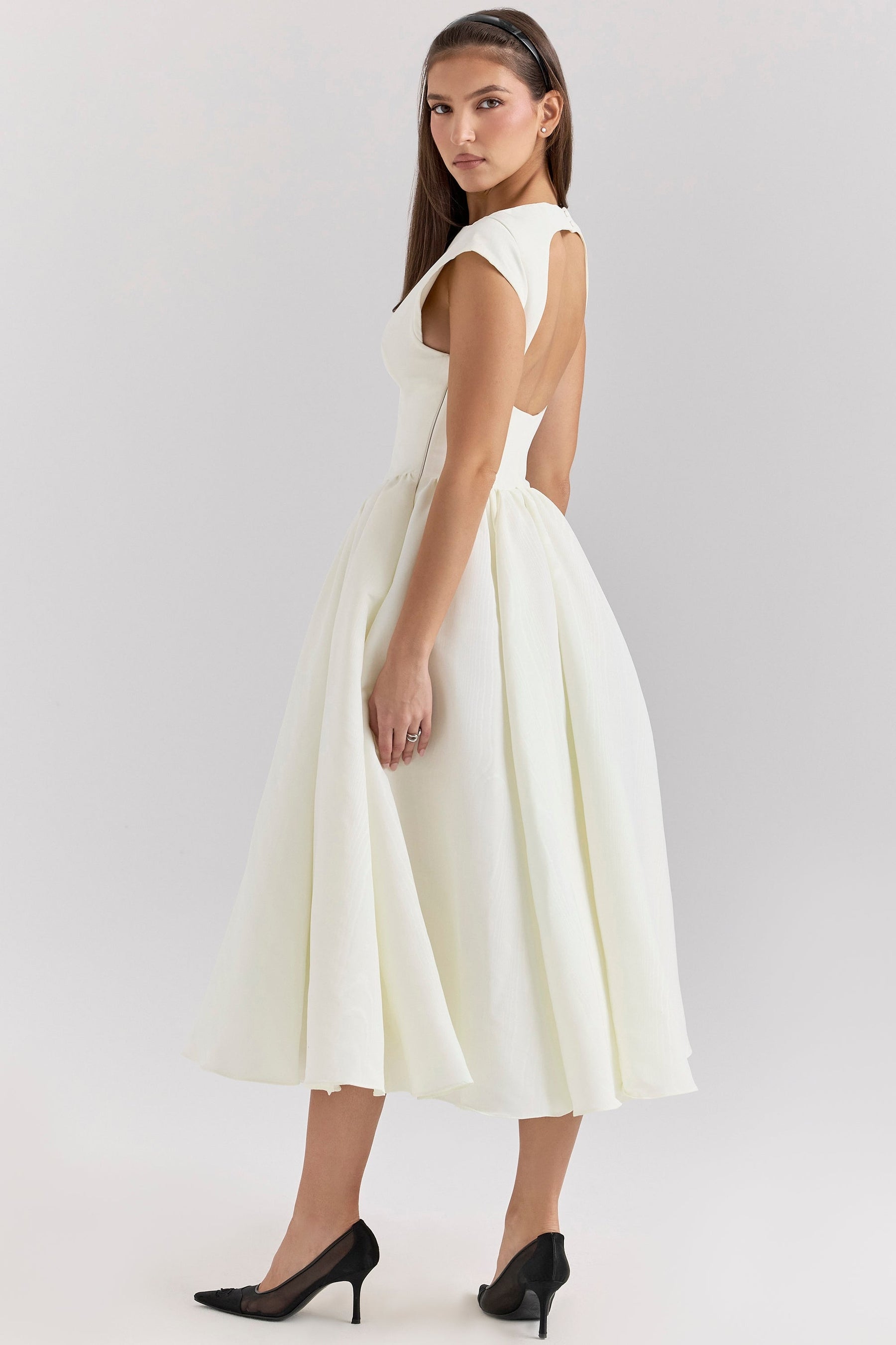 LUMI – BACKLESS DROPPED SHOULDER DRESS